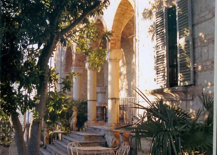 Castello Di فندق مبيت وإفطار